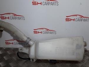 Used Front windscreen washer reservoir Renault Clio III (BR/CR) 1.5 dCi 70 Price € 14,00 Margin scheme offered by SH Carparts