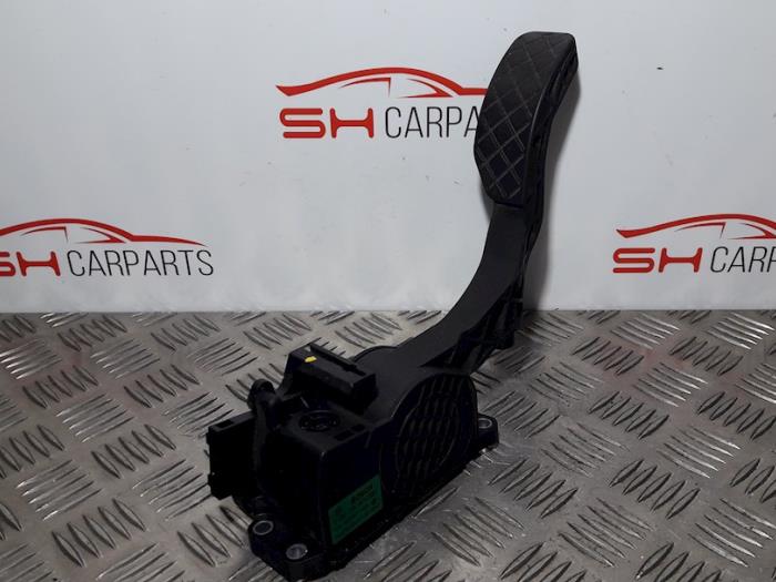 Accelerator pedal from a Seat Ibiza III (6L1) 1.2 12V 2007