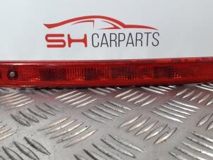 Używane Dodatkowe swiatlo stopu srodek Peugeot 107 1.0 12V Cena € 11,00 Procedura marży oferowane przez SH Carparts