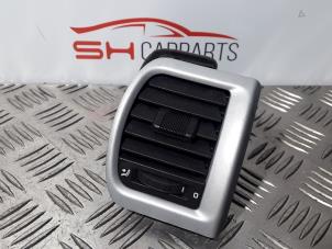 Używane Kratka wentylacyjna deski rozdzielczej Skoda Fabia II (5J) 1.2i 12V Cena € 11,00 Procedura marży oferowane przez SH Carparts