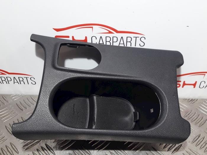 Cup holder from a Mercedes-Benz A (W176) 2.2 A-200 CDI, A-200d 16V 2016