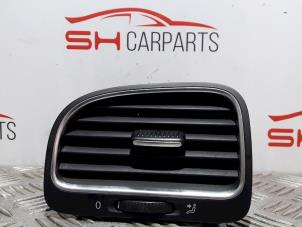Usagé Grille aération tableau de bord Volkswagen Golf VI (5K1) 1.4 16V Prix € 8,00 Règlement à la marge proposé par SH Carparts
