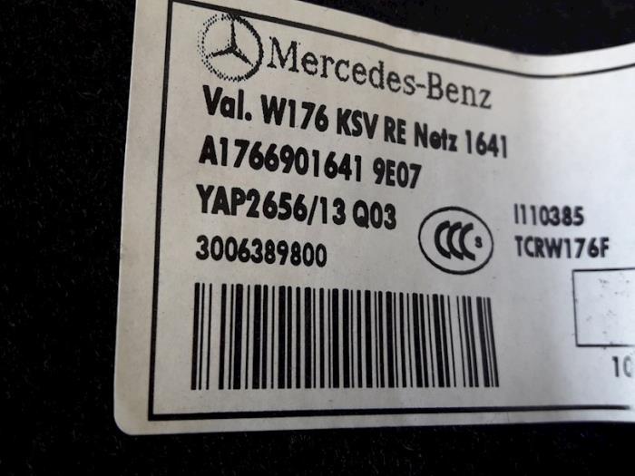 Tapicerka pokrywy bagaznika prawa z Mercedes-Benz A (W176) 2.2 A-200 CDI, A-200d 16V 2016