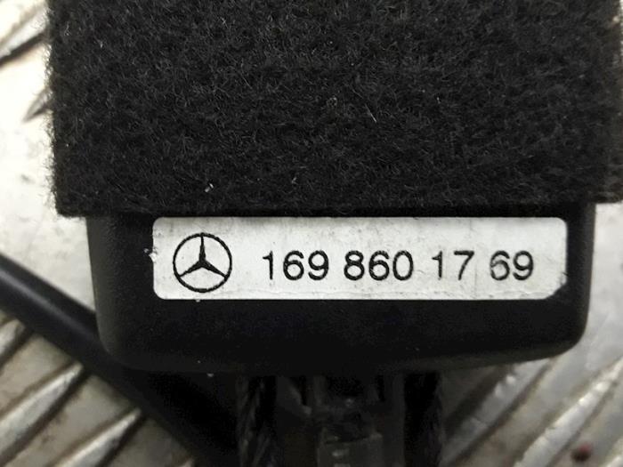 Insertion ceinture de sécurité avant droite d'un Mercedes-Benz B (W245,242) 1.7 B-170 16V 2005