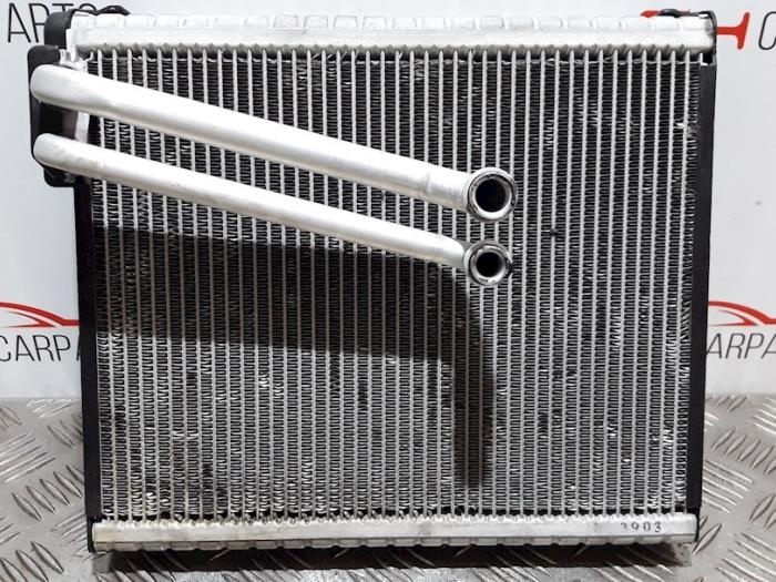 Radiador de aire acondicionado de un Mercedes-Benz A (W176) 1.6 A-200 16V 2014