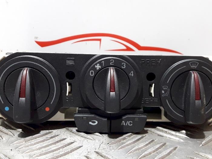 Panel de control de calefacción de un Seat Ibiza IV SC (6J1) 1.2 TSI 2014