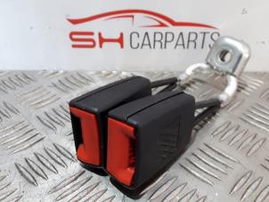 Używane Wtyk pasa bezpieczenstwa srodek tyl Seat Ibiza IV SC (6J1) 1.2 TSI Cena € 8,00 Procedura marży oferowane przez SH Carparts