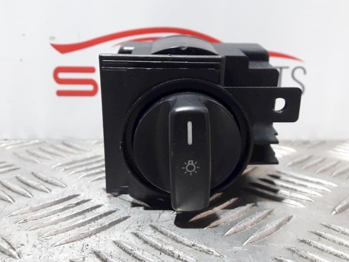 Light switch from a Mercedes-Benz B (W245,242) 1.5 B-150 16V 2006