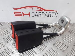 Używane Wtyk pasa bezpieczenstwa srodek tyl Seat Ibiza IV (6J5) 1.2 12V Cena € 11,00 Procedura marży oferowane przez SH Carparts