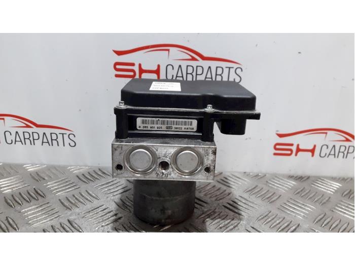 Używane Pompa ABS Mercedes E (C207) E-200 CGI 16V BlueEfficiency Cena € 50,00 Procedura marży oferowane przez SH Carparts