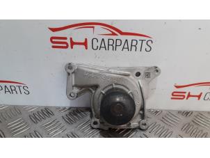 Used Water pump Mercedes A (W176) 1.5 A-180 CDI, A-180d 16V Price on request offered by SH Carparts
