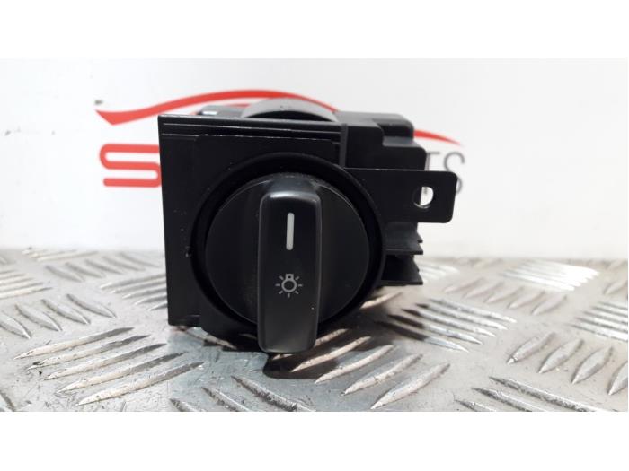 Light switch from a Mercedes-Benz B (W245,242) 1.7 B-170 16V 2007