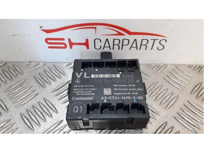 Central door locking module from a Mercedes-Benz A (W176) 1.6 A-180 16V 2015