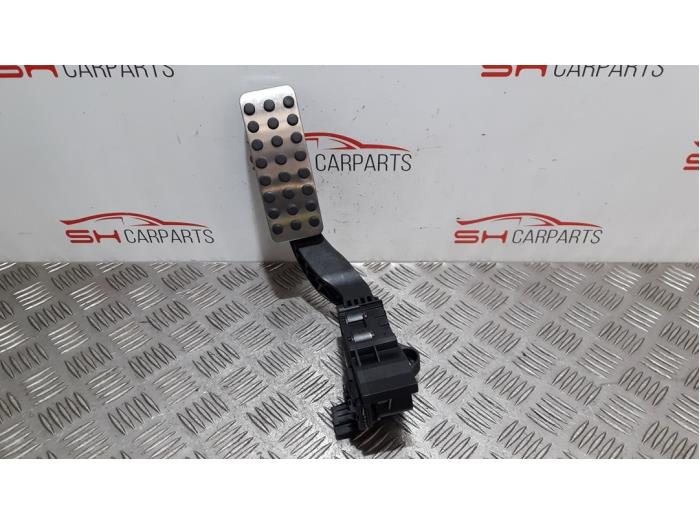 Używane Pedal gazu Mercedes GLA (156.9) 1.6 180 16V Cena € 50,00 Procedura marży oferowane przez SH Carparts