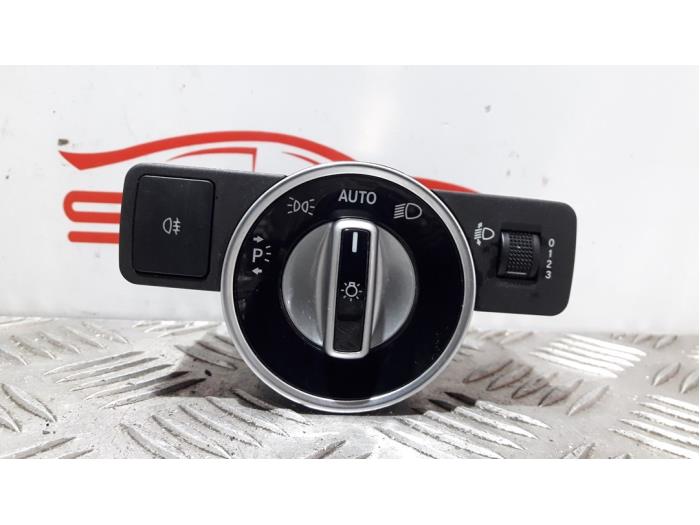 Interruptor de luz de un Mercedes-Benz CLA (117.3) 2.2 CLA-220 CDI 16V 2015