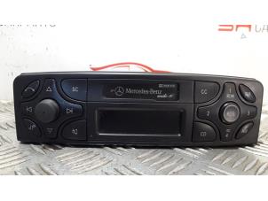 Usados Reproductor de casetes y radio Mercedes CLK (W209) 2.7 270 CDI 20V Precio € 90,00 Norma de margen ofrecido por SH Carparts
