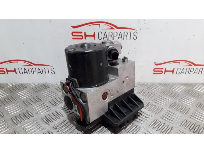 Bloc ABS d'un Mercedes-Benz CL (215) 5.0 CL-500 V8 24V 2003