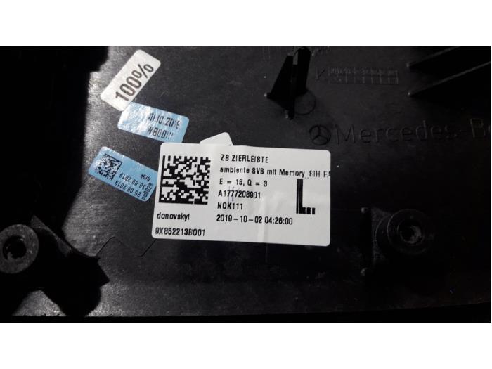 Interruptor de ajuste de asiento de un Mercedes-Benz CLA (118.3) 1.3 CLA-180 Turbo 16V 2019