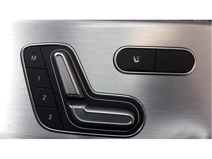 Interruptor de ajuste de asiento de un Mercedes-Benz CLA (118.3) 1.3 CLA-180 Turbo 16V 2019