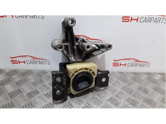 Engine mount from a Mercedes-Benz Citan (415.6) 1.5 109 CDI 2015