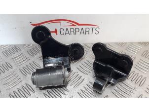Used Set of hinges Mercedes C (W204) 2.2 C-220 CDI 16V BlueEFFICIENCY Price on request offered by SH Carparts