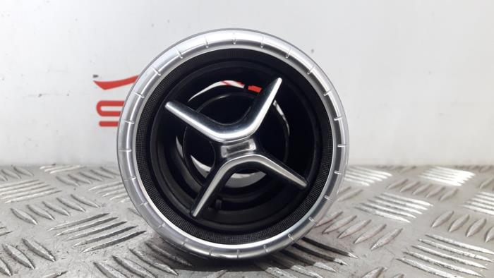 Kratka wentylacyjna deski rozdzielczej z Mercedes-Benz CLA (117.3) 2.2 CLA-220 CDI, d 16V 2018