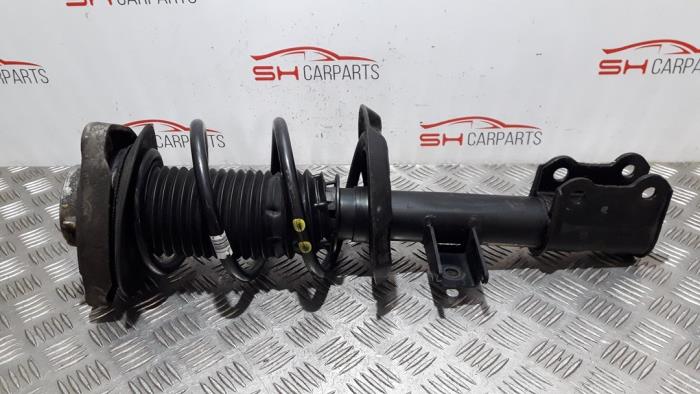 Front shock absorber rod, left from a Mercedes-Benz B (W246,242) 1.5 B-180 CDI 16V 2014