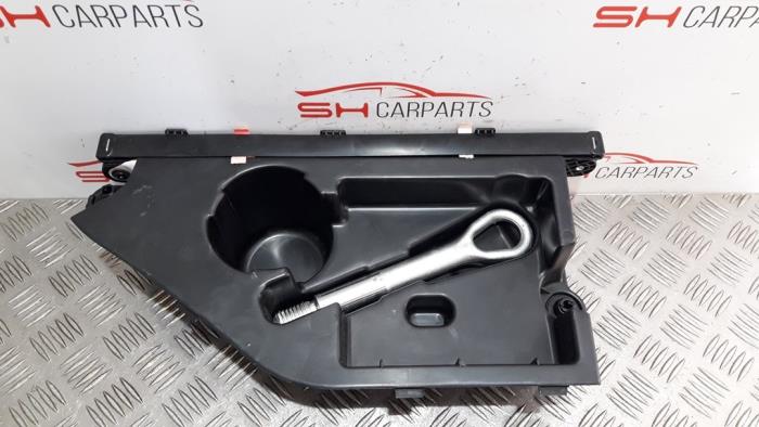 Tool set from a Mercedes-Benz GLA (156.9) 1.6 180 16V 2019