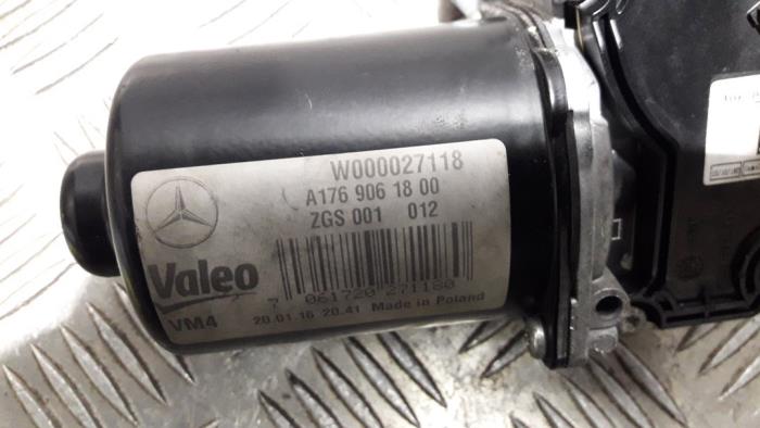 Front wiper motor from a Mercedes-Benz A (W176) 2.0 A-250 Turbo 16V 2016