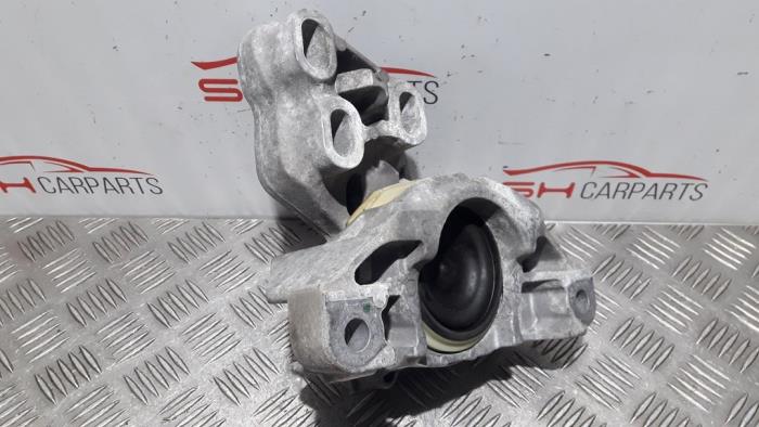 Engine mount from a Mercedes-Benz A (W176) 1.5 A-180 CDI, A-180d 16V 2016