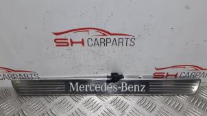 Używane Oswietlenie wejscia Mercedes A (W176) 1.6 A-180 16V Cena € 50,00 Procedura marży oferowane przez SH Carparts