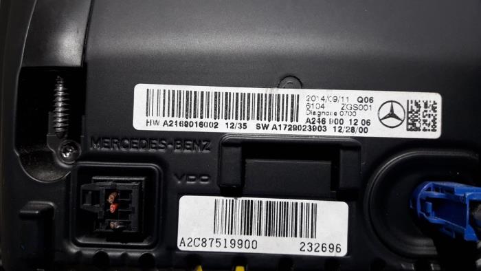 Pantalla de navegación de un Mercedes-Benz A (W176) 1.5 A-180 CDI, A-180d 16V 2014