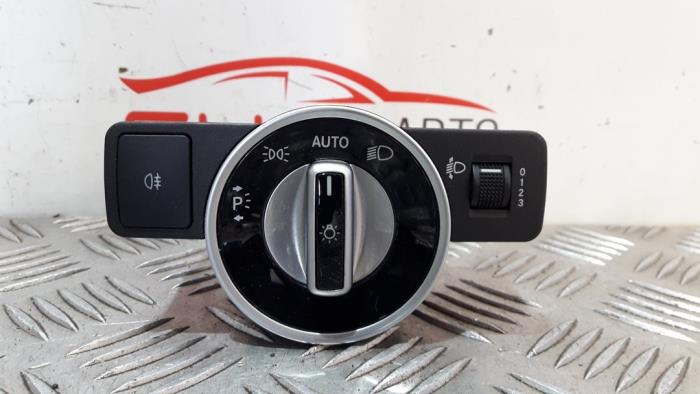 Interruptor de luz de un Mercedes-Benz A (W176) 1.5 A-180 CDI, A-180d 16V 2014