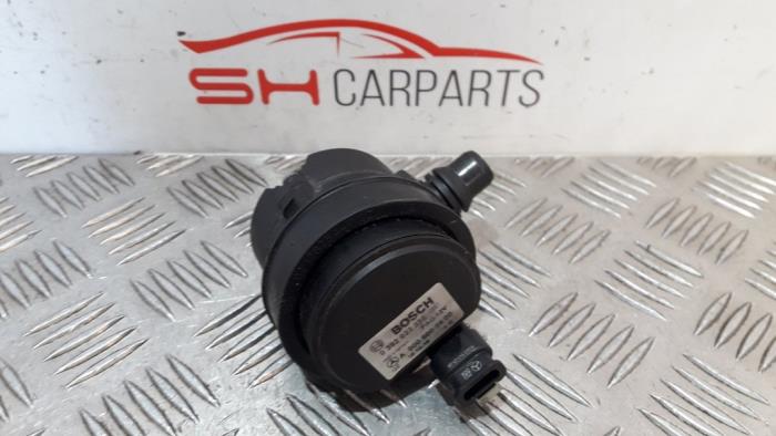 Begagnade Extra vattenpump Mercedes C (W205) C-220d 2.0 Turbo 16V Pris € 45,00 Marginaltabell erbjuds av SH Carparts
