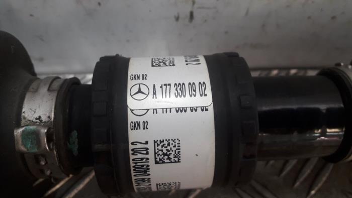 Arbre de transmission avant gauche d'un Mercedes-Benz A Limousine (177.1) 2.0 A-35 AMG Turbo 16V 4Matic 2019