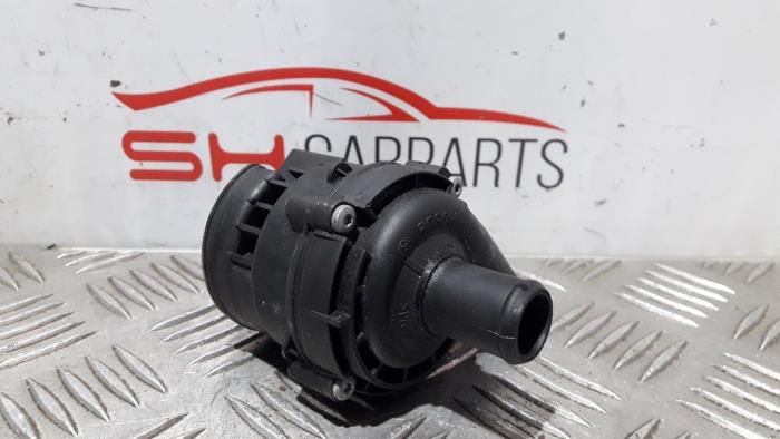Additional water pump from a Mercedes-Benz CLA (117.3) 2.2 CLA-220 CDI 16V 2014