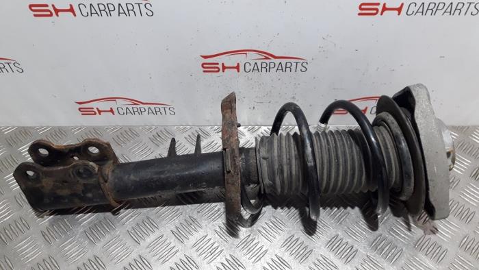 Front shock absorber rod, left from a Mercedes-Benz A (W176) 1.8 A-200 CDI 16V 2013