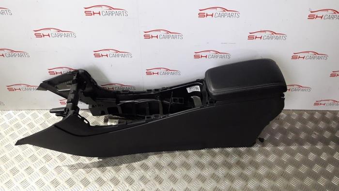 Middle console from a Mercedes-Benz B (W246,242) 1.5 B-160 CDI 16V 2014