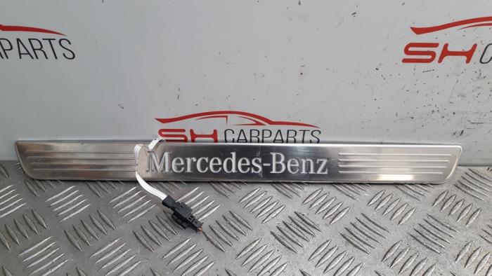 Luces de entrada de un Mercedes-Benz A (W176) 2.2 A-220 CDI 16V 2015