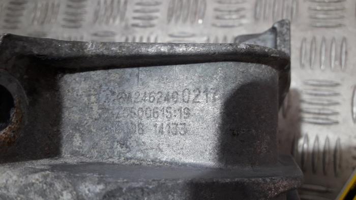 Engine mount from a Mercedes-Benz B (W246,242) 1.5 B-180 CDI 16V 2014