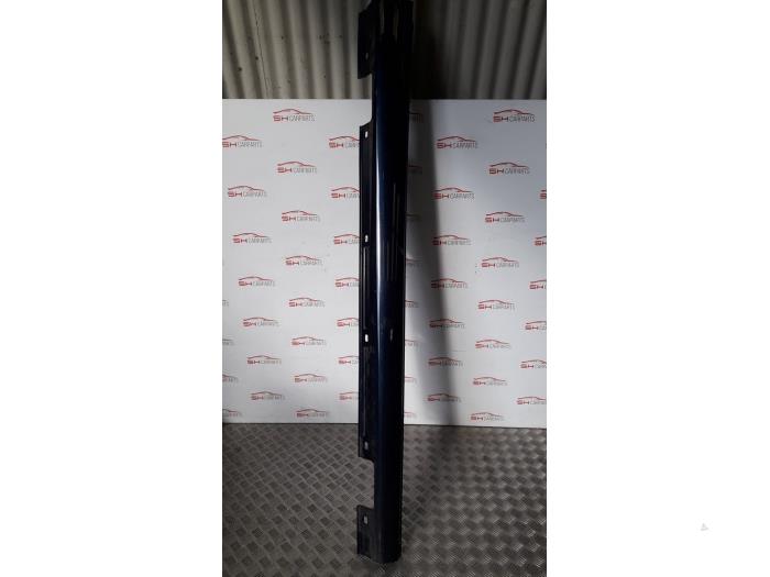 Side skirt, right from a Mercedes-Benz A (W176) 1.5 A-180 CDI, A-180d 16V 2017