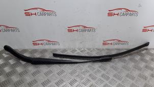 Used Front wiper arm Mercedes CLA (117.3) 1.6 CLA-180 16V Price € 25,00 Margin scheme offered by SH Carparts