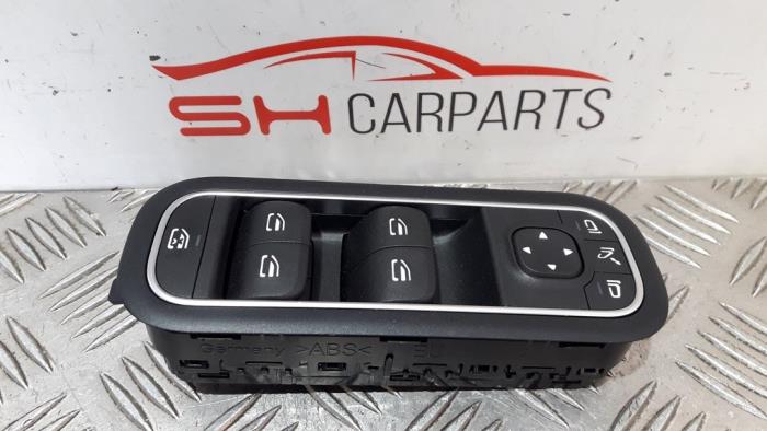Używane Przelacznik combi okienny Mercedes CLA (118.3) 1.3 CLA-180 Turbo 16V Cena € 39,00 Procedura marży oferowane przez SH Carparts