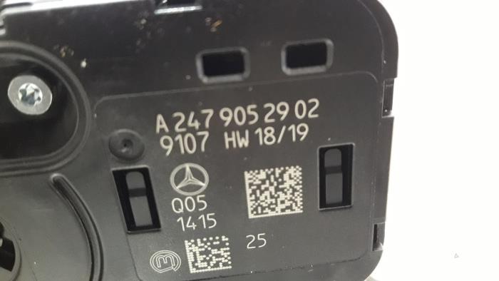 Interruptor de luz de un Mercedes-Benz CLA (118.3) 1.3 CLA-180 Turbo 16V 2021