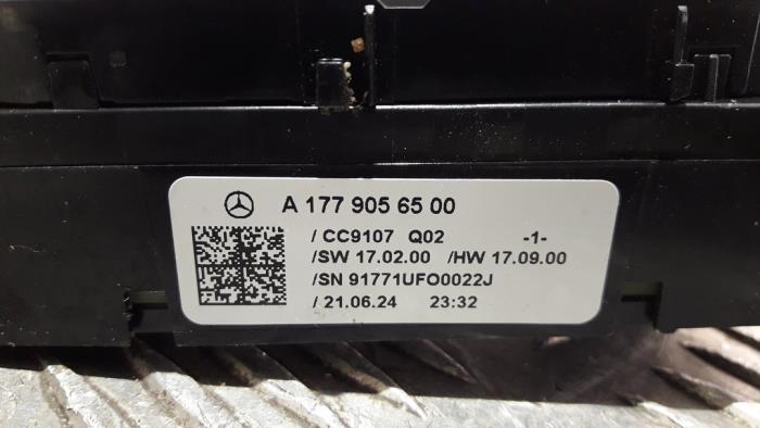 Sitzverstellung Schalter van een Mercedes-Benz CLA (118.3) 1.3 CLA-180 Turbo 16V 2021
