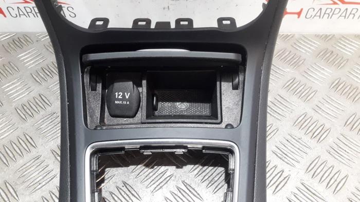 Middle console from a Mercedes-Benz B (W246,242) 1.6 B-180 BlueEFFICIENCY Turbo 16V 2013