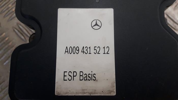 Bloc ABS d'un Mercedes-Benz A (W176) 1.8 A-180 CDI 16V Autom. 2013