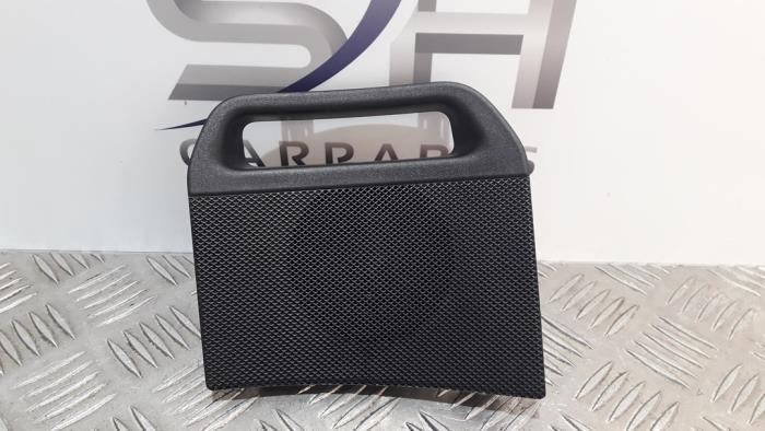 Parcel shelf speaker