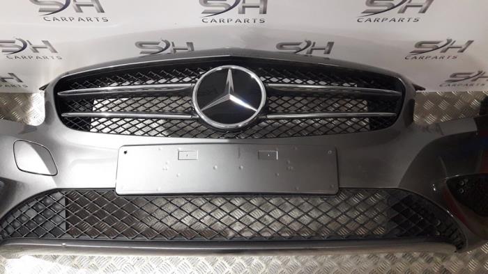 Pare choc avant d'un Mercedes-Benz A (W176) 1.5 A-180 CDI, A-180d 16V 2013