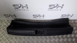 Usados Tapizado de maletero Mercedes GLA (156.9) 1.6 180 16V Precio € 30,00 Norma de margen ofrecido por SH Carparts